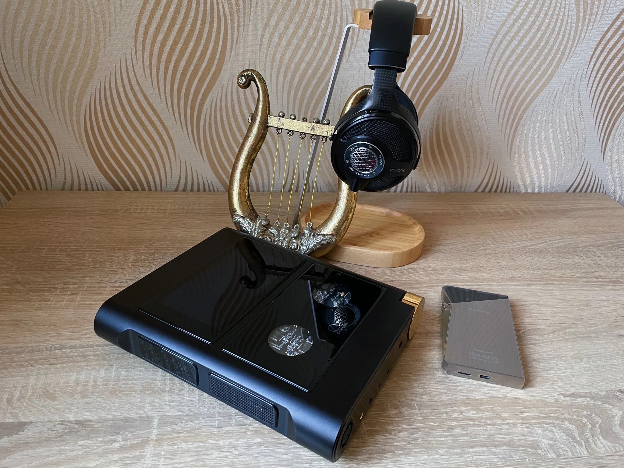 So, the models that become my favorites are not only wired, full-size and open, but also planar. Sometimes - electrostatic or ribbon. But hardly any of you know that in the past I managed to be a convinced apologist for dynamic drivers.