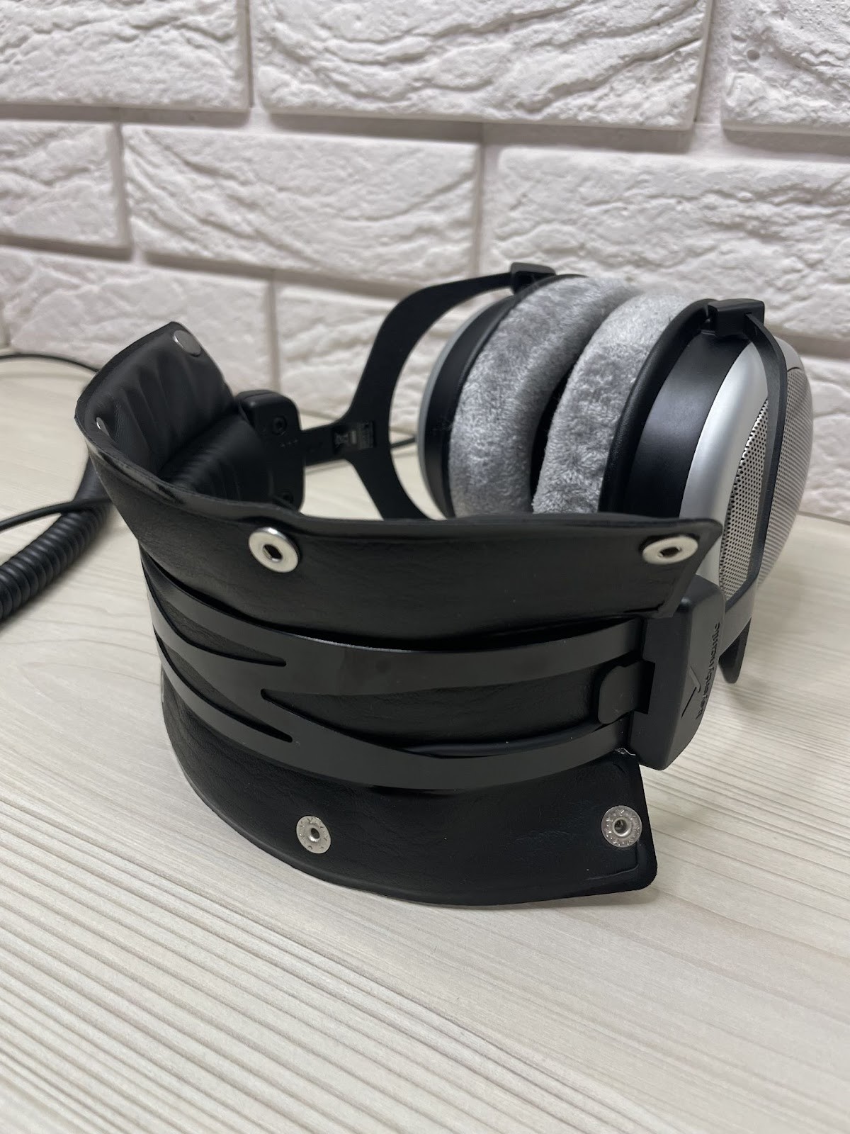 Overall, the DT 880 PRO give the impression of a practical and reliable model. Their design is thought out to the smallest detail, and replaceable parts make the headphones durable