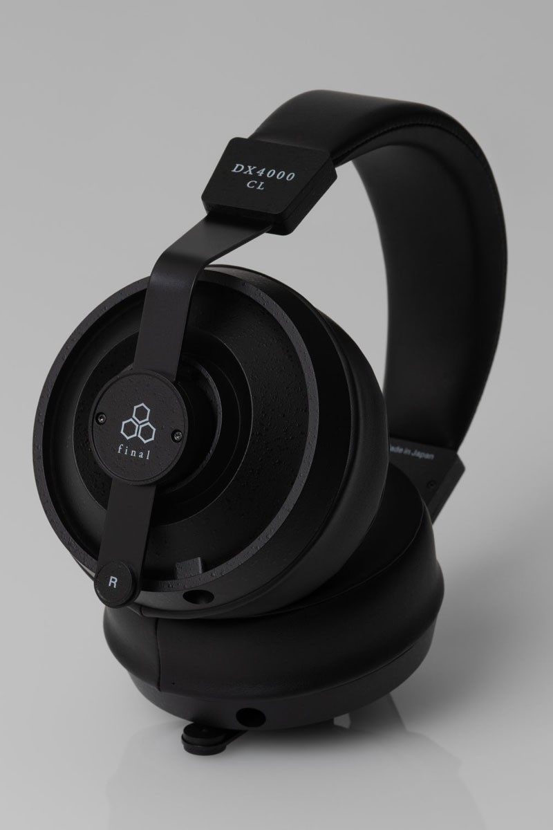 Thick memory-foam ear pads improve comfort while optimizing the distance between the driver and the listener’s ear.