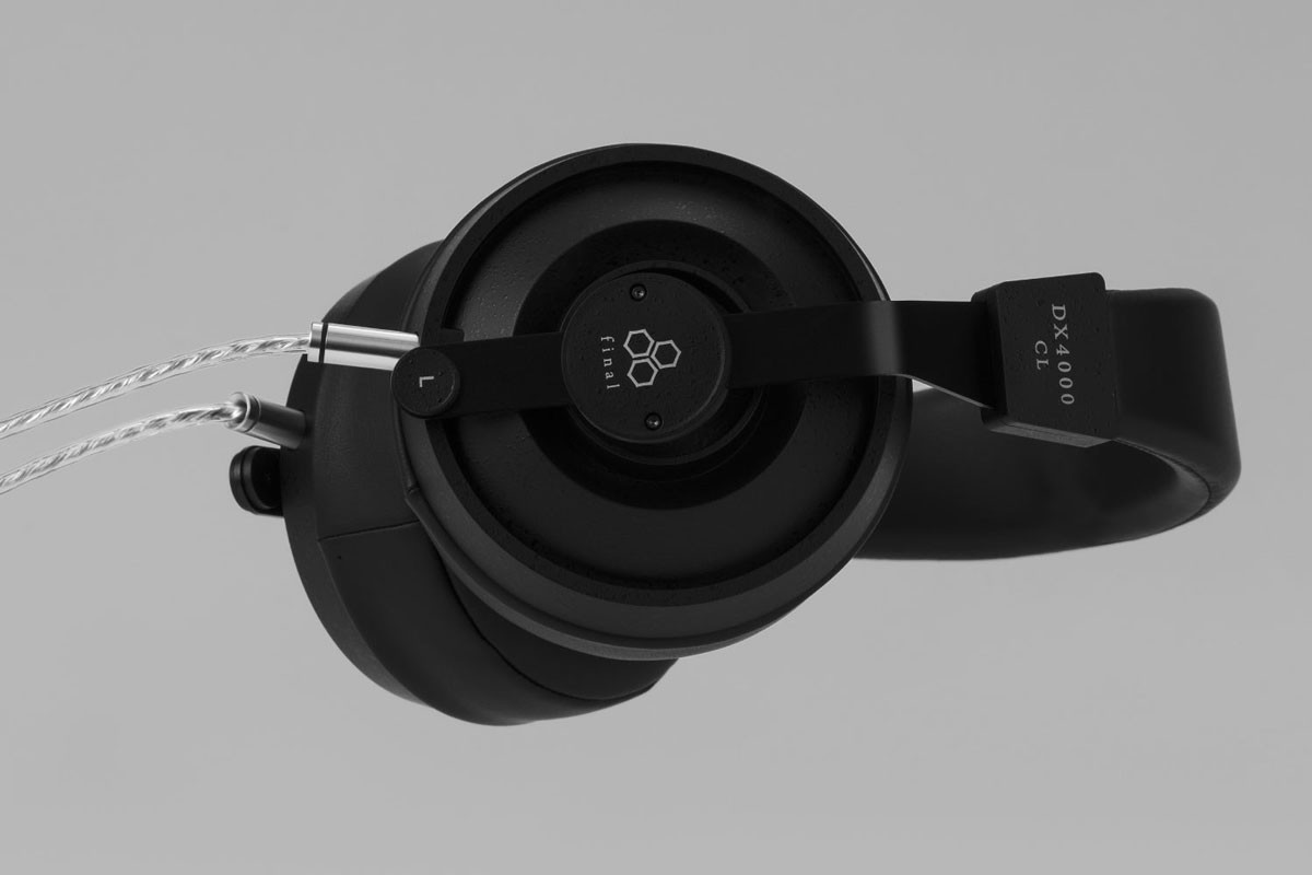 The detachable silver-coated cable terminates in a balanced 4.4 mm Pentaconn connector for high-end headphone amplifiers and portable players.