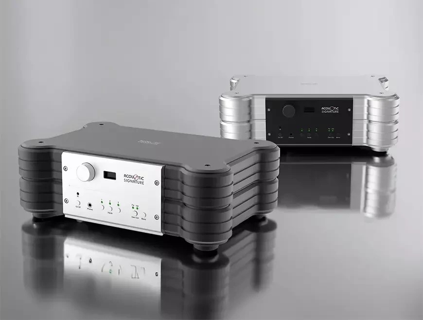 The Acoustic Signature Tango Apex NEO phono preamplifier features a subsonic filter with a cutoff frequency of approximately 20 Hz and a slope of -24 dB, which suppresses infrasonic vibrations caused by record distortion or turntable vibrations. Input switching is accomplished using high-quality signal relays.