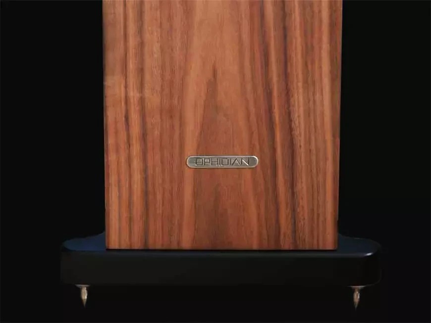 The Ophidian SKYE speaker system features two 7-inch (180 mm) aluminum cone bass drivers. The drivers are arranged in a D'Appolito configuration, with the tweeter sandwiched between the midrange and woofers. 