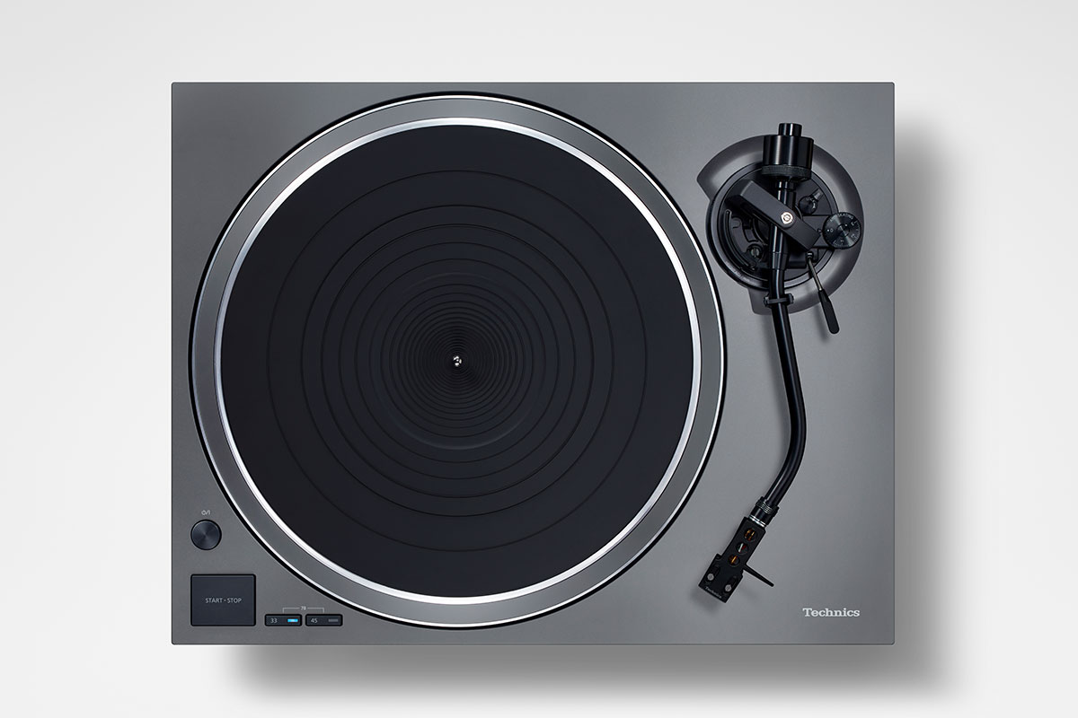 Technics’ S-shaped tonearm delivers precise tracking with low friction and long-term reliability.