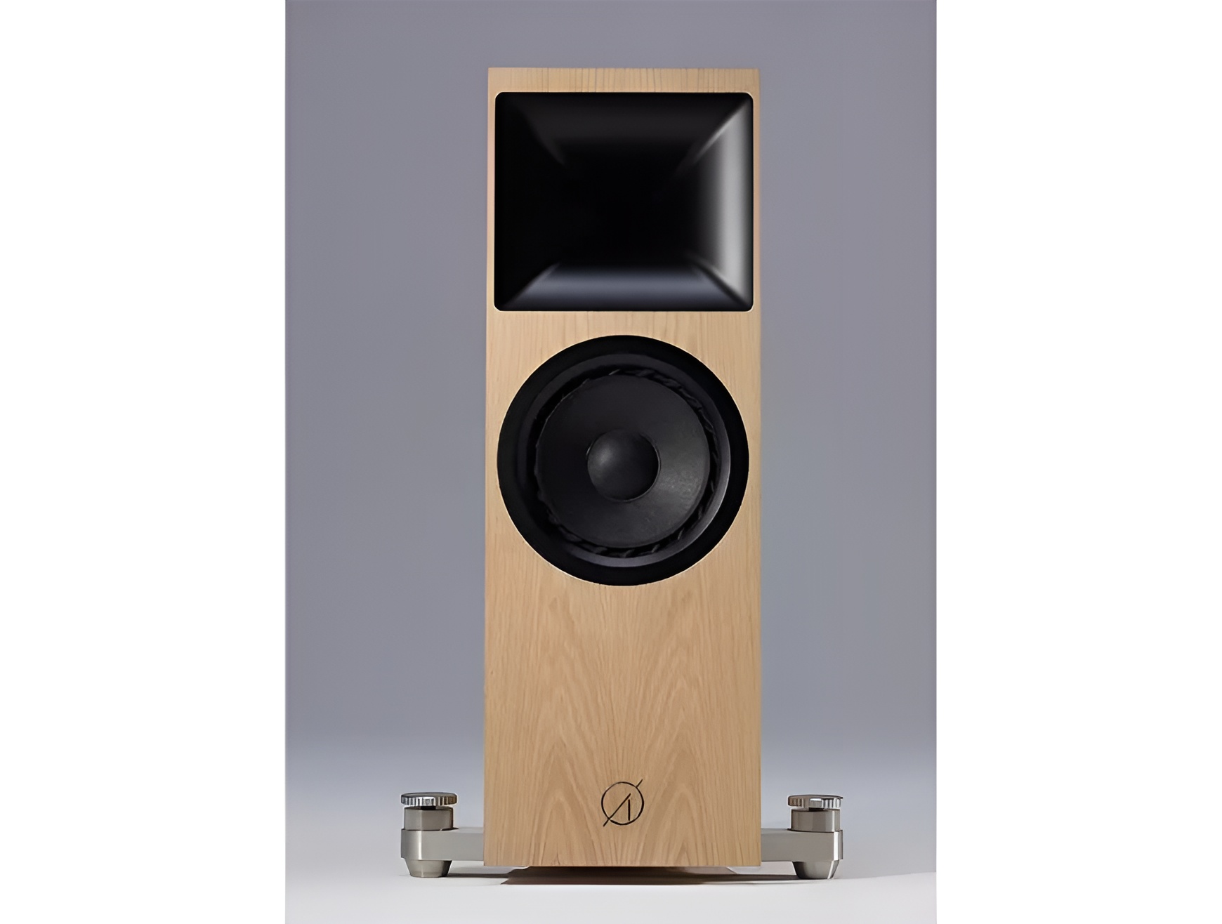 Ø Audio Ymir floorstanding speaker with its 10 mm stainless steel front baffle, engineered for maximum rigidity and reduced resonance.