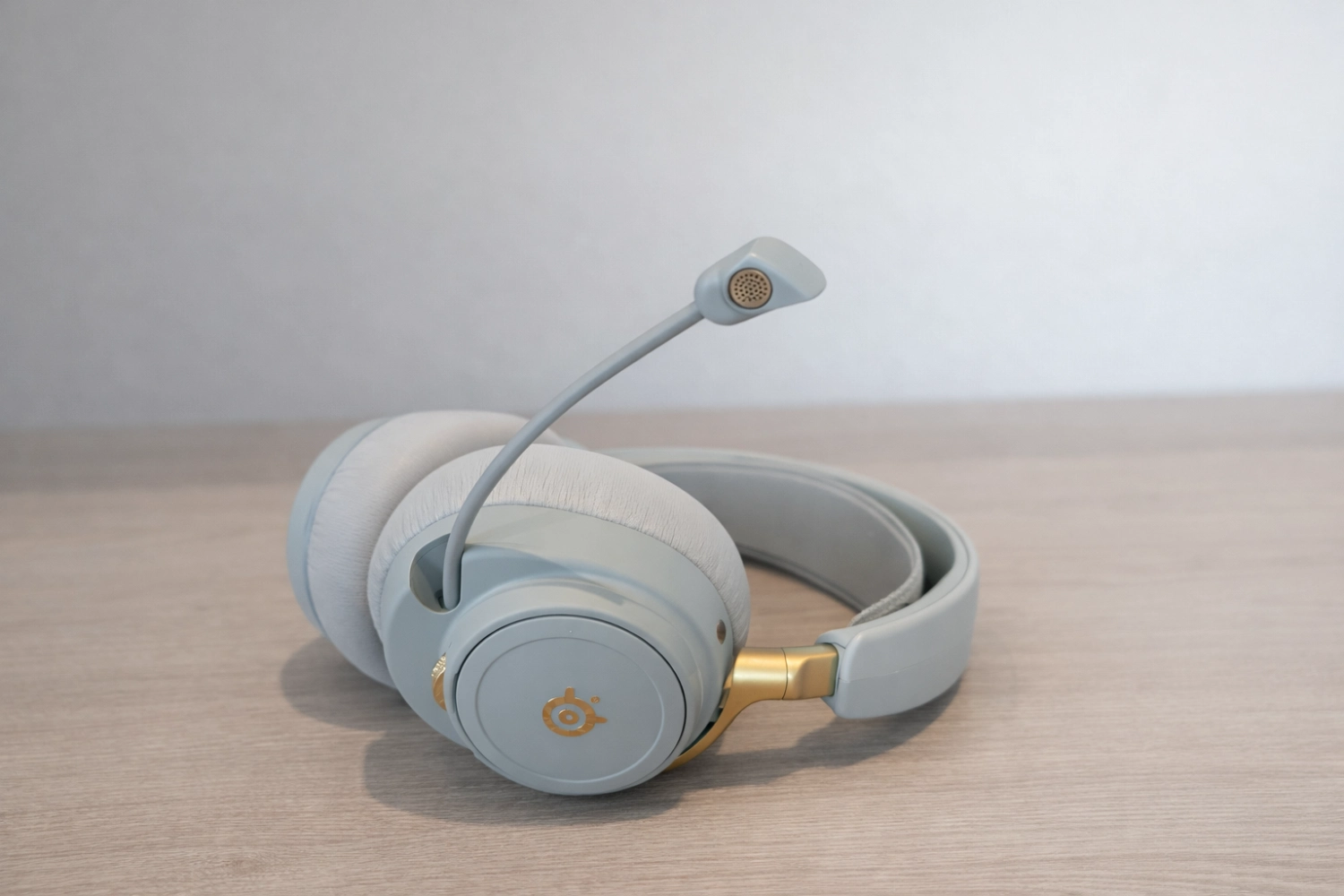 The retractable microphone integrates seamlessly into the earcup while delivering clear and natural voice capture.