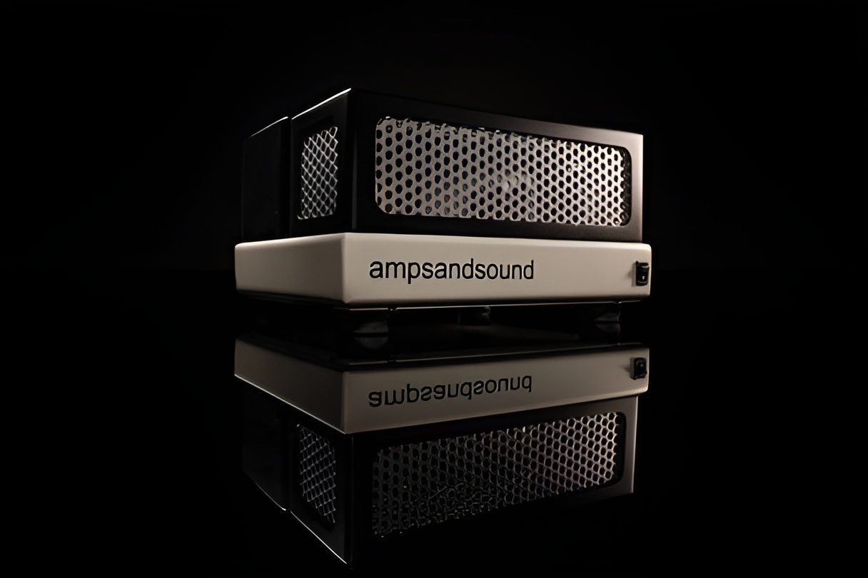 Stereo 17 power amplifier brings EL84 push-pull warmth and musicality in a compact, elegant chassis.