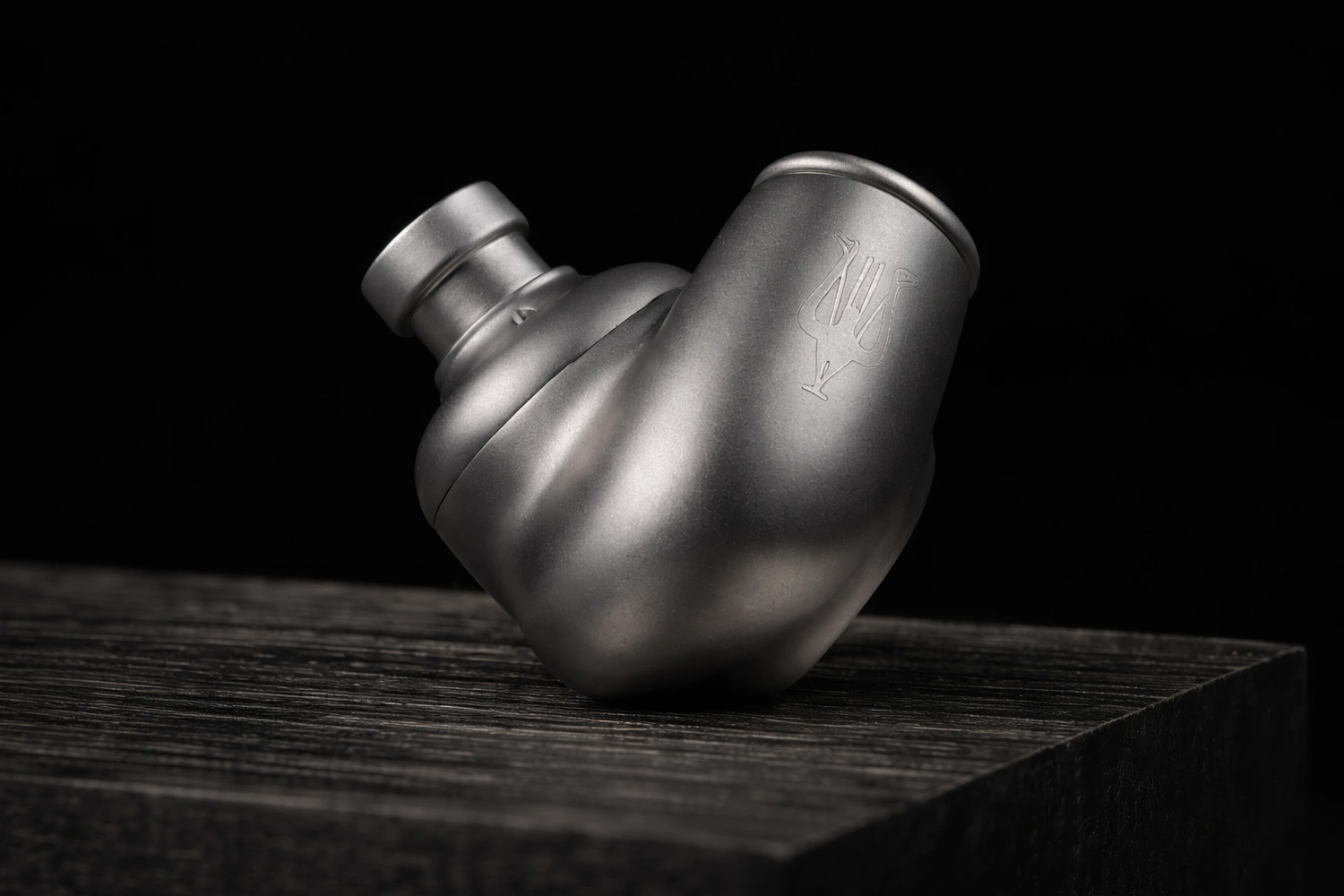 Building on the ergonomics of the MEZE ADVAR and ALBA models, ASTRU perfectly follow the contours of your ear. No pressure or discomfort - just you and the music. Every curve is optimized so that the headphones literally "disappear" during use.