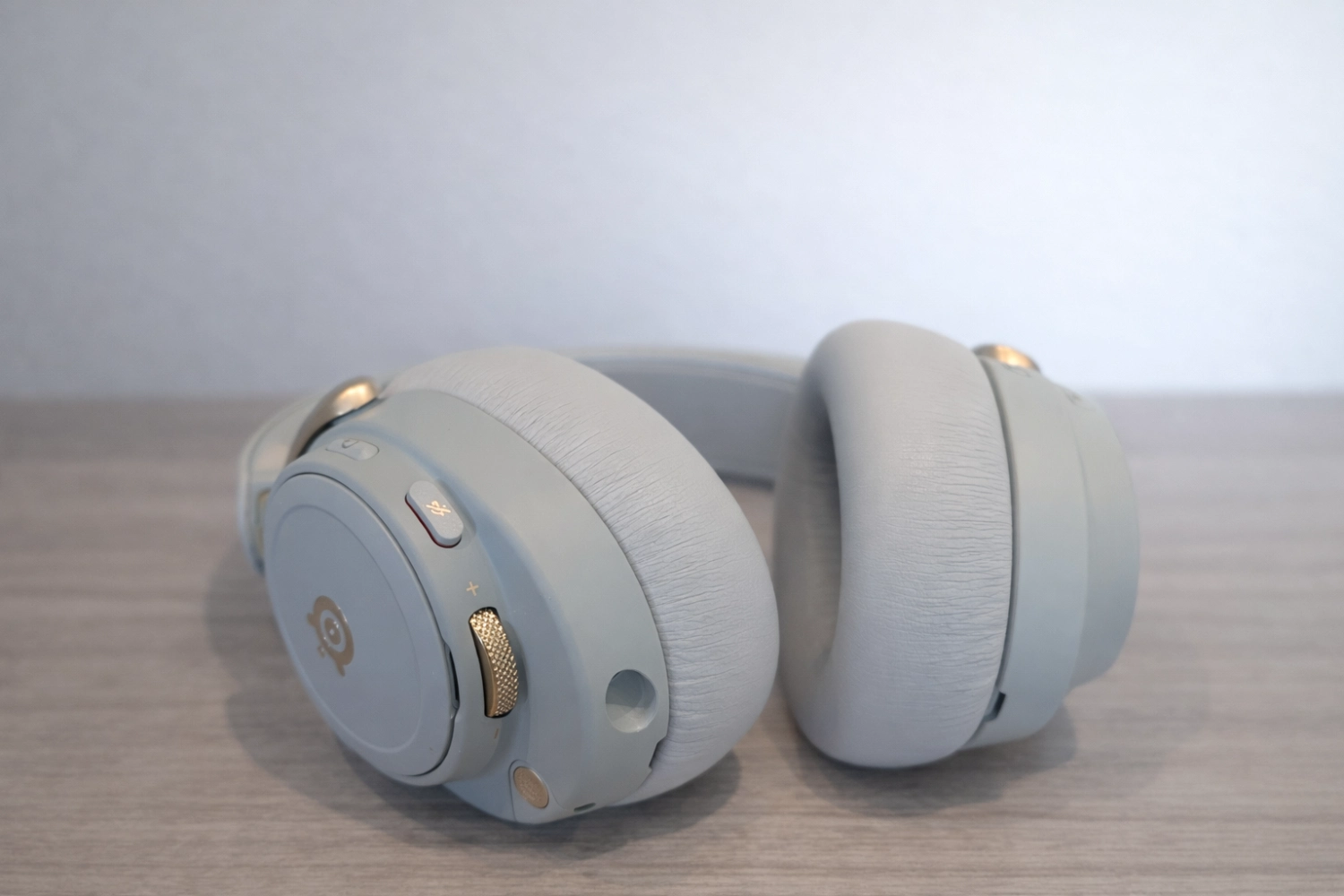 Controls are intuitively placed, with a tactile volume wheel and easy access to key functions.