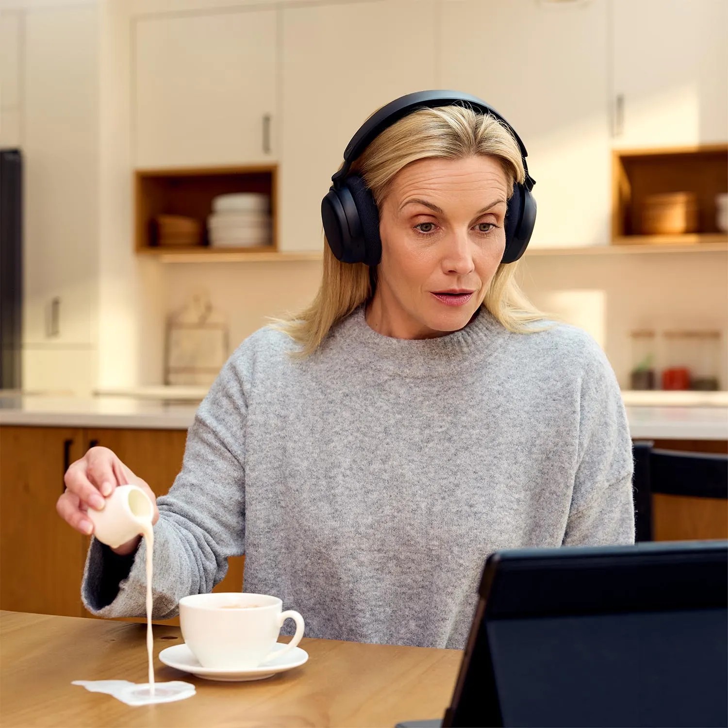 Dialogue comes through with exceptional clarity thanks to Sennheiser’s intelligent Speech Clarity technology.