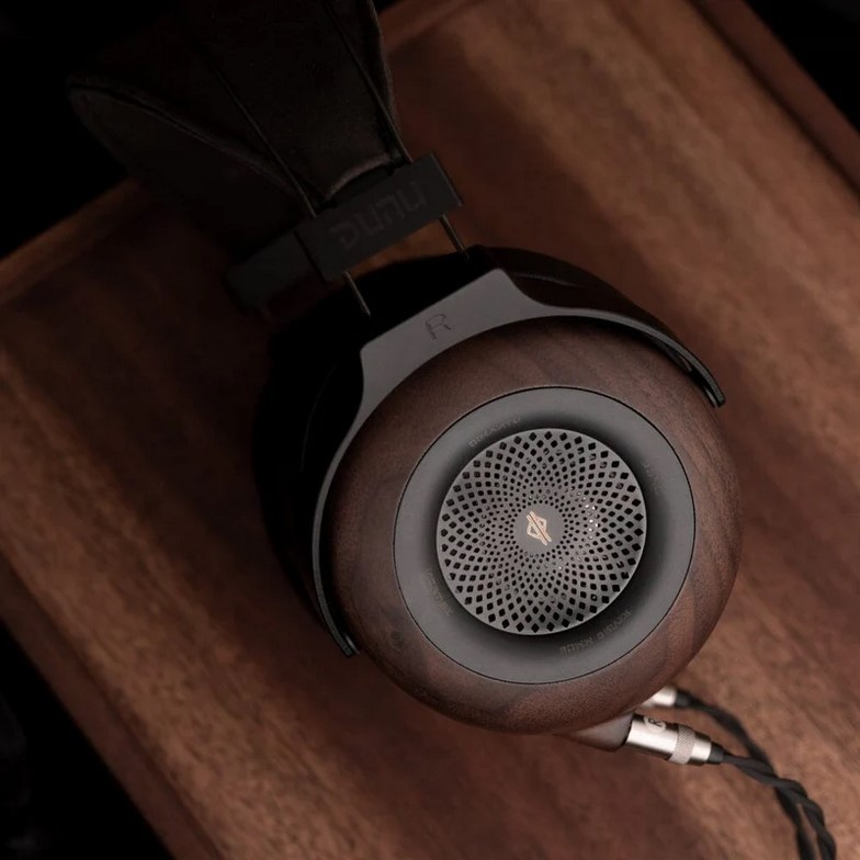 The set includes a high-purity single-crystal copper cable with 3.5 mm connectors on the headphone end. The Q-Lock Mini modular system features interchangeable 3.5 mm and 4.4 mm plugs. 