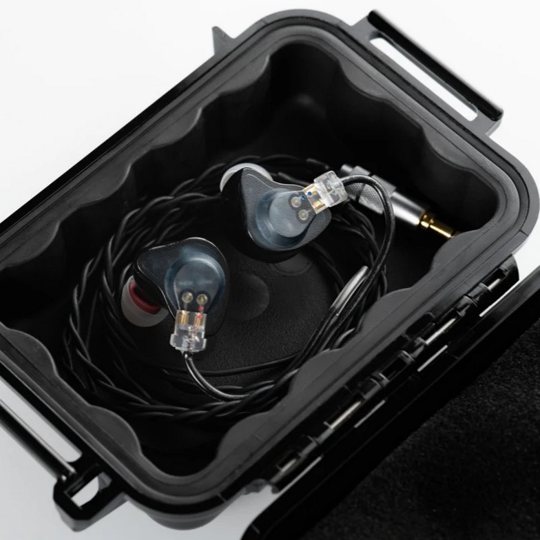 The housings feature an ergonomic shape and a lightweight design. The interior is black, while the exterior panel features a French Gray finish. A distinctive feature is the oval sound tube with a three-layer construction, which improves fit and stability in the ear.