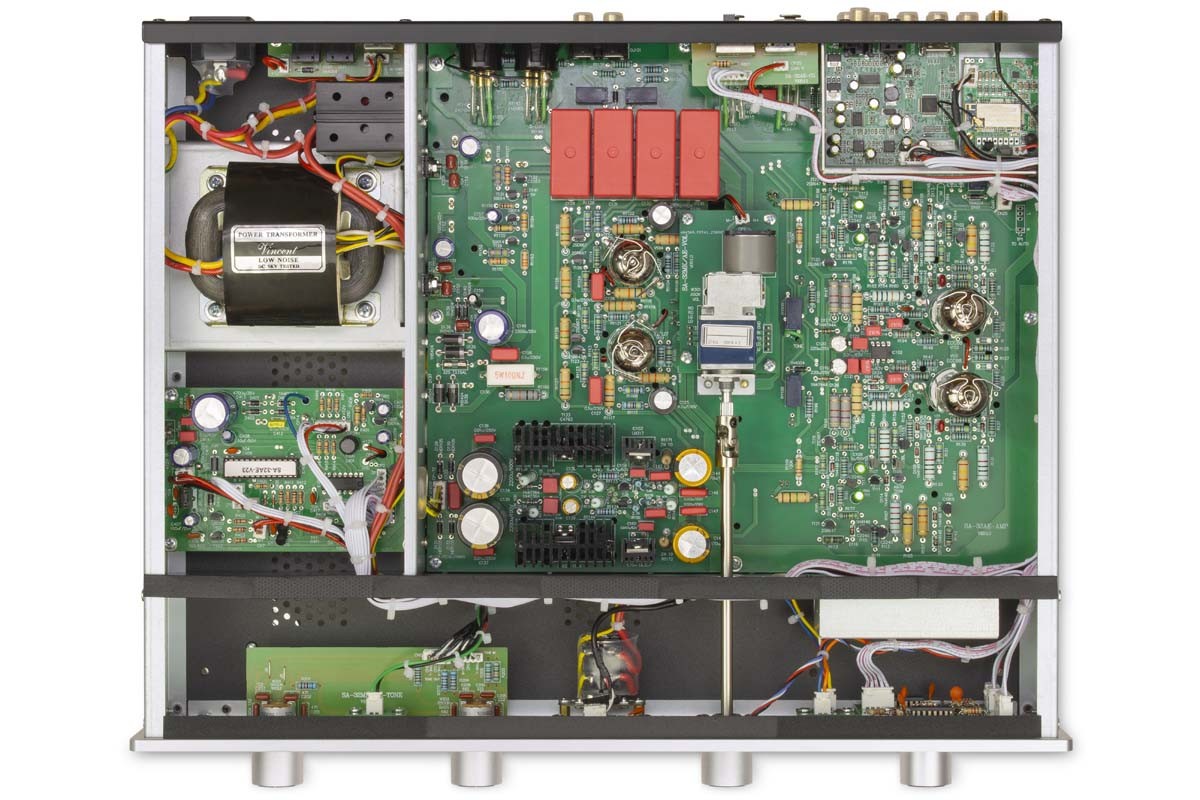 ECC88 tubes in the tone control stage — Acting as phase splitters, the ECC88 pair keeps the SA-32 AE's analogue voicing precise and well-controlled across the audio band.