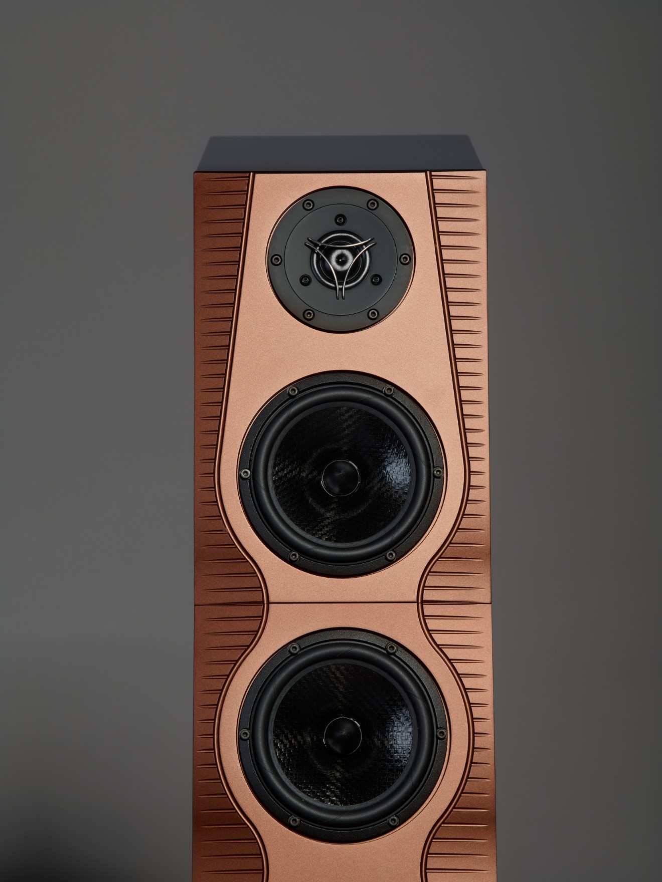 SV-Audio Astrid: Stunning New Line Source Loudspeaker for Serious Audiophiles 10 Four custom 5-inch drivers work in harmony with a silk dome ring radiator tweeter to create effortless dynamics and exceptional musical coherence.