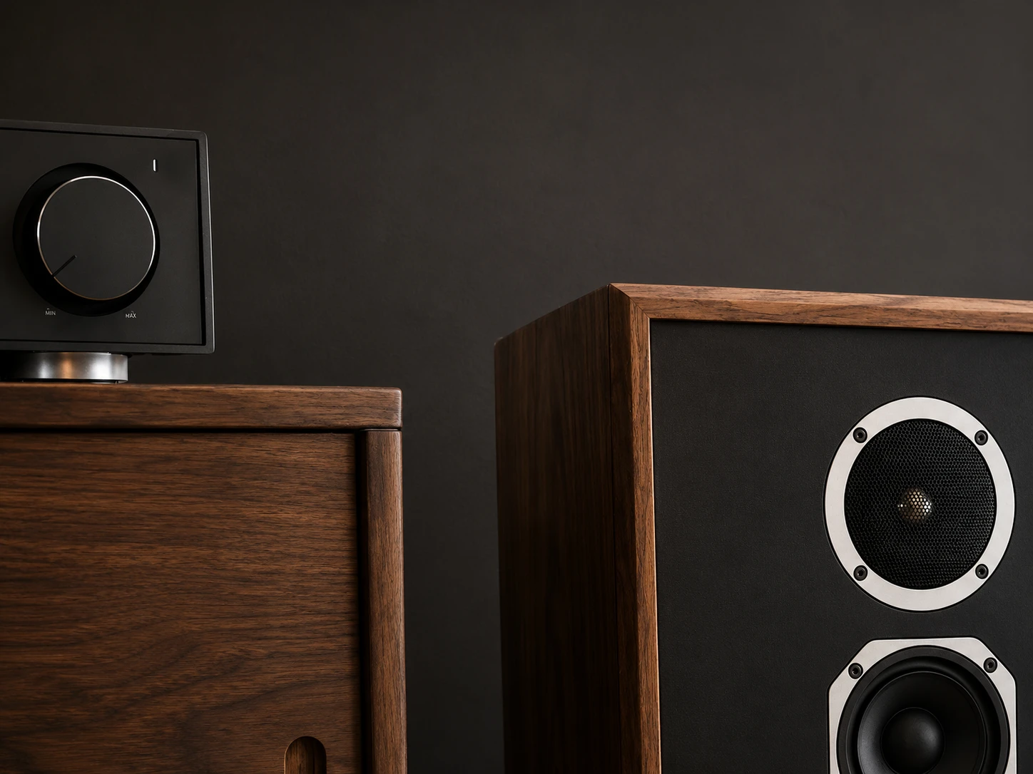 The new product features a closed-box design and a three-way driver configuration: an 8-inch woofer with a pulp-and-paper cone, a 4-inch midrange driver with the same cone material, and a 1-inch aluminum dome tweeter. 