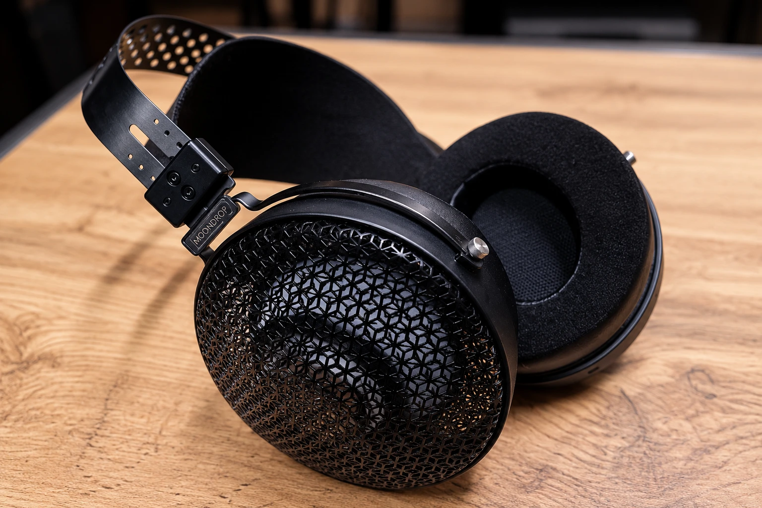 Moondrop Horizon Review: Spacious Sound and Audiophile Comfort 9 A closer look at the Moondrop Horizon reveals the intricate open-back grille design, plush velour ear pads, and lightweight suspension headband. The combination of comfort-focused ergonomics and distinctive industrial styling gives the Horizon a premium feel that stands out in its class.