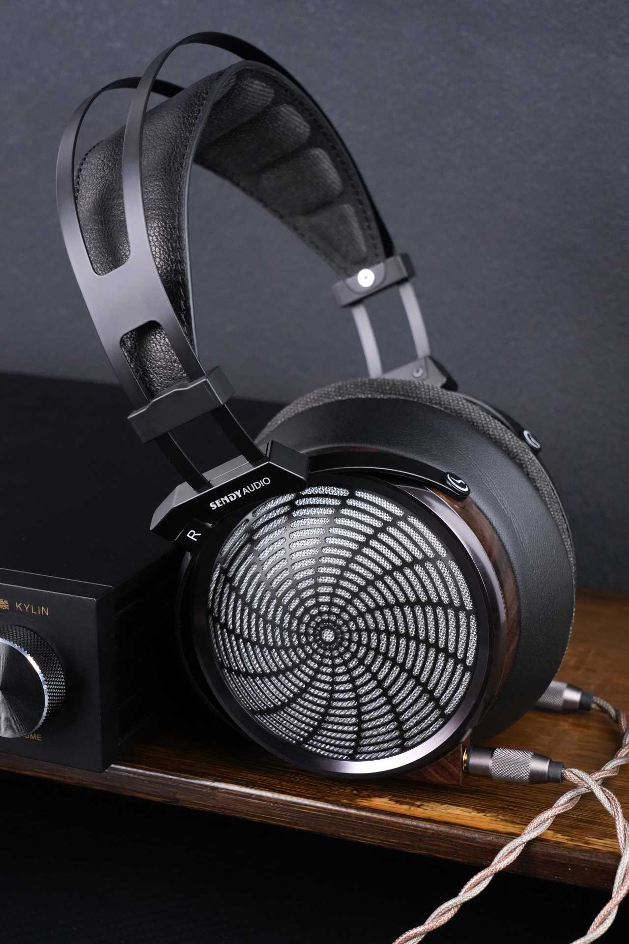 Sendy Audio Apollo PRO: Planar Precision With Lightweight Comfort 11 The included balanced cable and premium materials underline Sendy Audio's focus on both performance and craftsmanship.