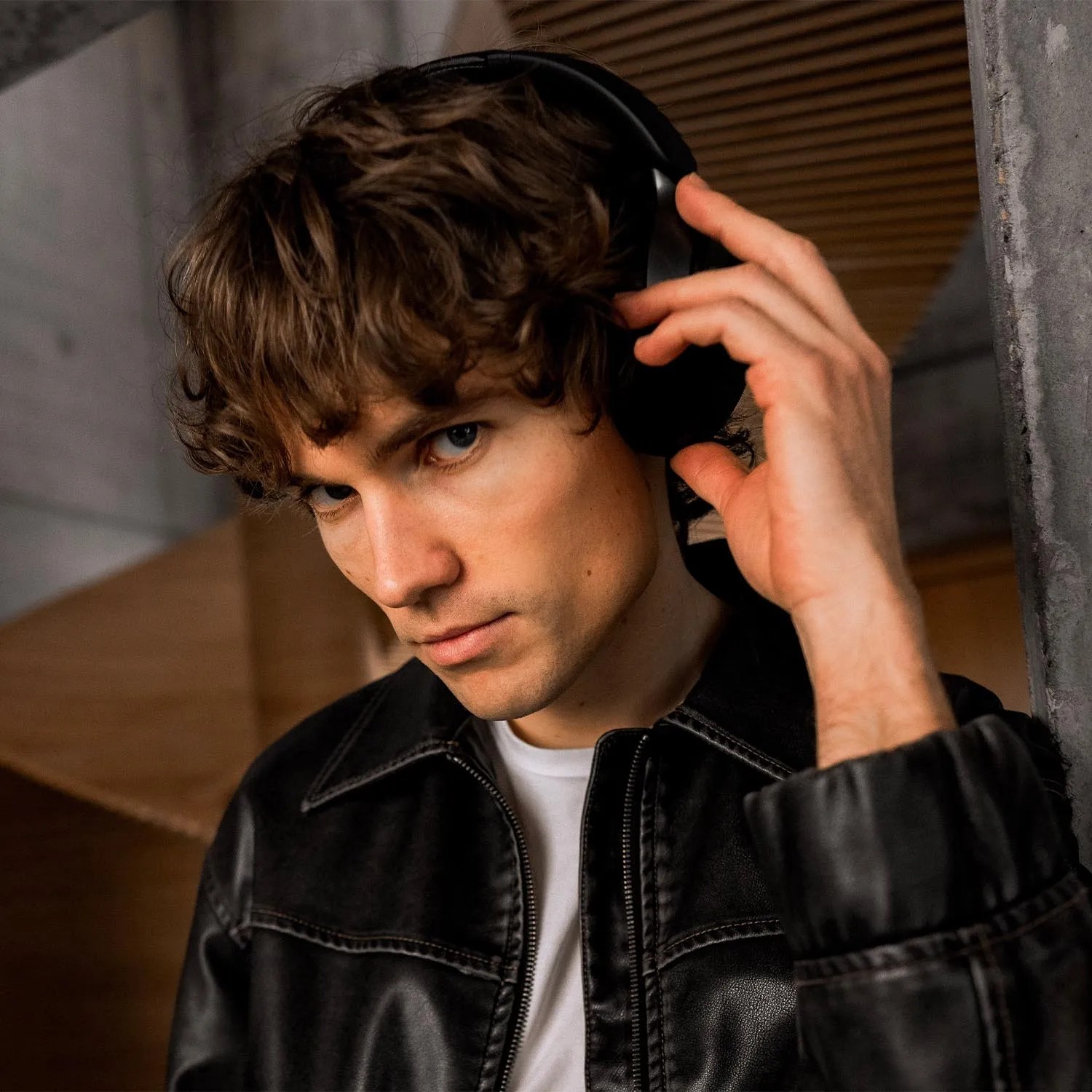 Wavell 4 Signature: Adaptive ANC, Multipoint Connectivity and All-Day Comfort 8 The Wavell 4 Signature features a lightweight over-ear design with rotating earcups for enhanced comfort during long listening sessions.