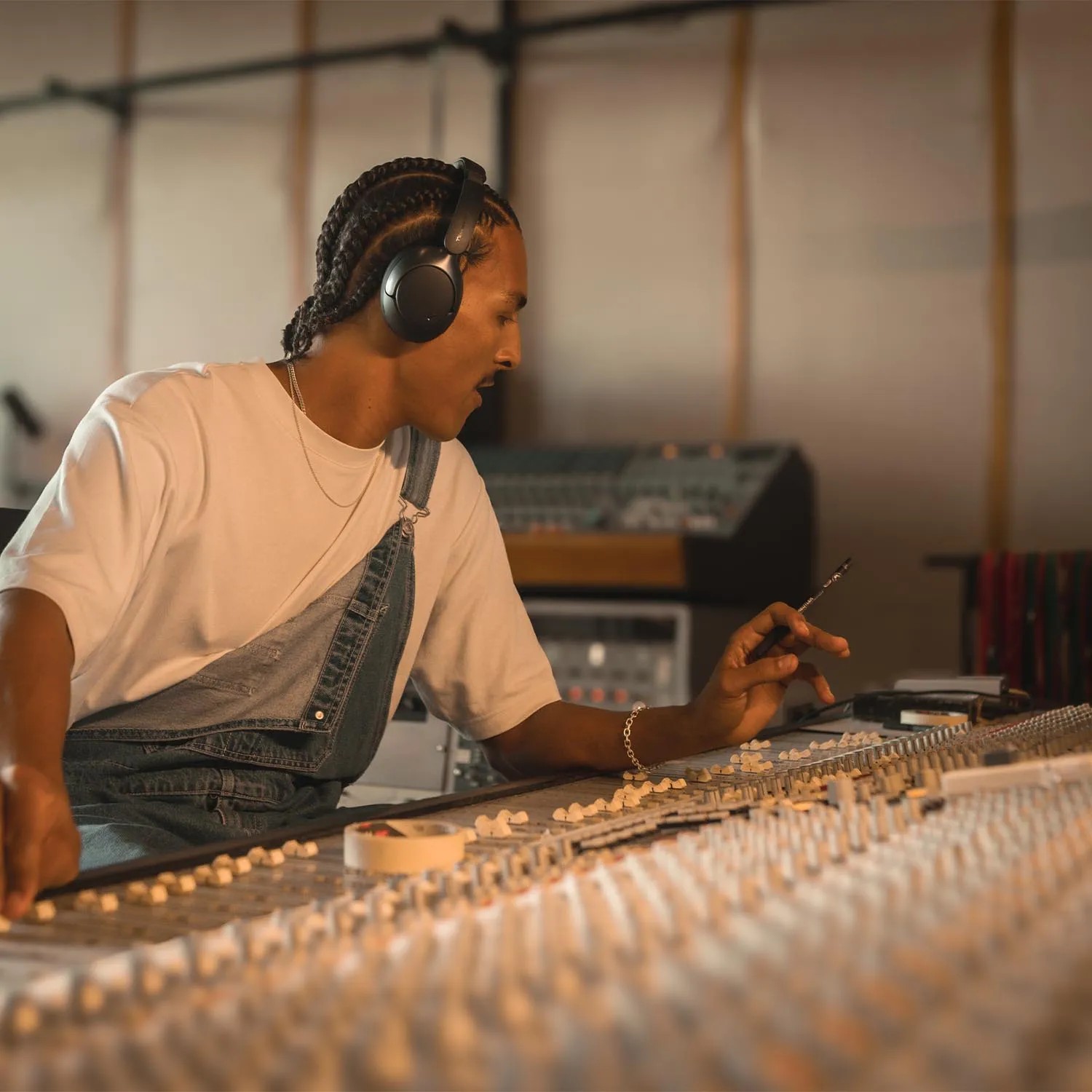 Wavell 4 Signature: Adaptive ANC, Multipoint Connectivity and All-Day Comfort 10 Six integrated microphones with ENC technology deliver clearer voice calls even in noisy environments.