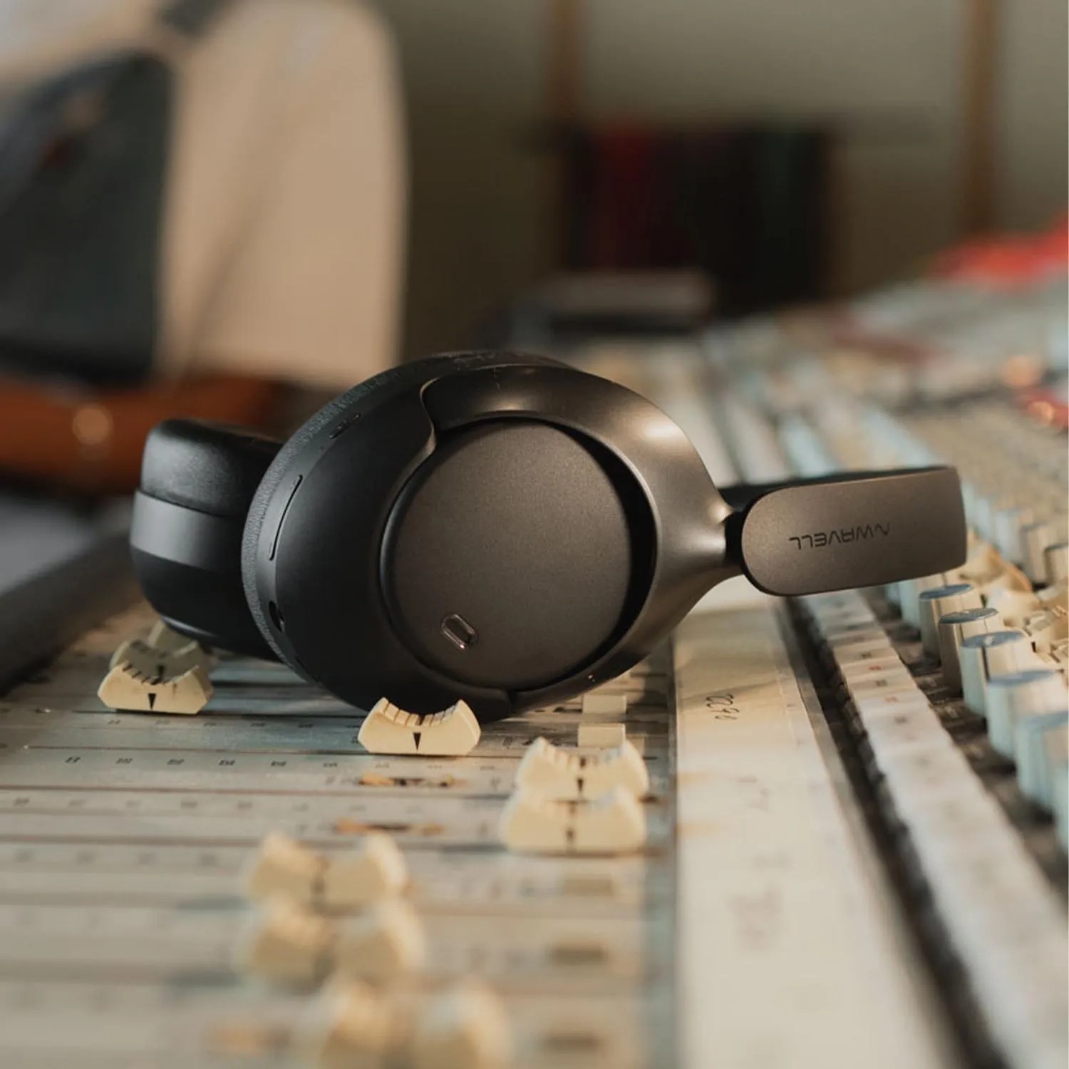 Wavell 4 Signature: Adaptive ANC, Multipoint Connectivity and All-Day Comfort 11 Foldable construction and multipoint Bluetooth connectivity make the Wavell 4 Signature a versatile companion for work, entertainment, and life on the go.